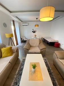 een woonkamer met een bank en een tafel bij Home Mia 2 bedroom apartment in Podgorica