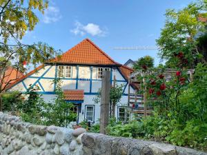 una casa blanca con techo naranja en Fischerhaus Blankenese, en Hamburgo