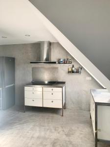 una cocina con un armario blanco y una escalera en Schöne Dachgeschoss-Maisonette Wohnung, en Múnich