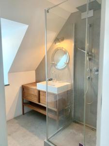 y baño con lavabo y ducha. en Schöne Dachgeschoss-Maisonette Wohnung, en Múnich