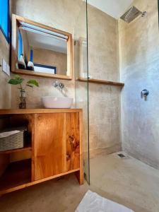 a bathroom with a sink and a shower at Casa Omero Garden in El Cuyo