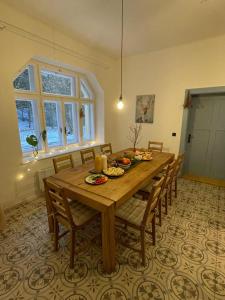 una sala da pranzo con tavolo e sedie in legno di Chalupa U Studánky a Holany