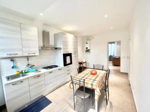 una cocina con mesa y mantel. en Palazzo Proietti 4, en Biella 19 fotos más