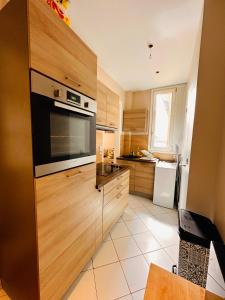 Virtuvė arba virtuvėlė apgyvendinimo įstaigoje Cosy appartement avec vue Tour Eiffel