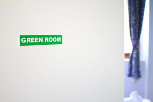 ein grünes Zimmerschild an einer weißen Wand in der Unterkunft IL MERCATO CENTRALE B and B in Florenz
