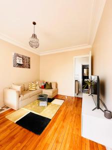 Televizorius ir (arba) pramogų centras apgyvendinimo įstaigoje Cosy appartement avec vue Tour Eiffel