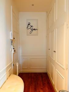 Vonios kambarys apgyvendinimo įstaigoje Cosy appartement avec vue Tour Eiffel