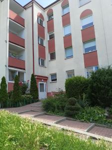 un immeuble d'appartements rouge et blanc dans l'établissement Apartament Sucharskiego, à Gdynia