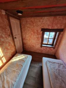 Habitación pequeña con cama y ventana en Rabatalu saunad ja elamused, 