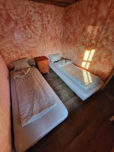 una vista aérea de 2 camas en una habitación en Rabatalu saunad ja elamused, 