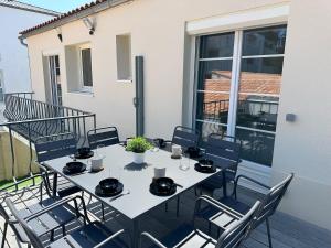 拉羅歇爾的住宿－Les appartements du Carnot - Terrasses et Jardins，房屋阳台的桌子