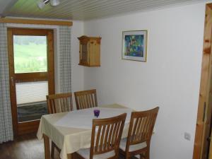 uma sala de jantar com uma mesa e cadeiras e uma janela em Haus Viehhauser em Kleinarl