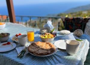 una mesa con un paño de mesa azul con comida y bebida en Guest House Pafili, en Zagora