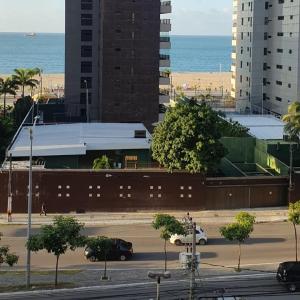 - une vue sur une ville avec une plage et des bâtiments dans l'établissement Confortável apartamento a 100 m Beira Mar - Edifício Zen Residence, à Fortaleza