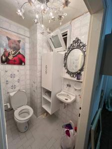 La salle de bains blanche est pourvue de toilettes et d'un lavabo. dans l'établissement Lüx gösterişli mükemmel lokasyon, à Istanbul