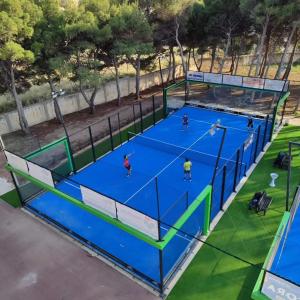 una vista sul soffitto di un campo da tennis con persone su di esso di Villa Del Sole a Custonaci