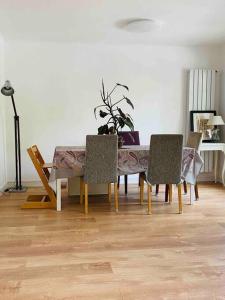 - une salle à manger avec une table et des chaises dans l'établissement Cosy T4 75m2 charmant près de La Défense Paris, à Rueil-Malmaison