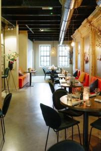 a row of tables and chairs in a restaurant at Bed bij Bistro in Medemblik