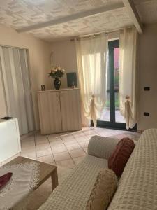 sala de estar con 2 camas y ventana grande en Casetta in villa indipendente en Angri