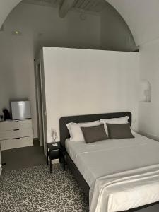 una camera da letto con un letto grande e un comò di Cisternone Suites a Formia