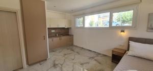 a bedroom with a bed and a window and a kitchen at Z Elegant Studios in Perea +63 photos