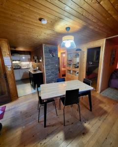 a dining room and kitchen with a table and chairs at Petit chalet 40 m2 en Ubaye BARCELONNETTE in Barcelonnette
