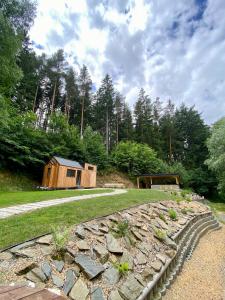 een stenen pad dat leidt naar een hut in het bos bij Tiny house Malý gurmán 