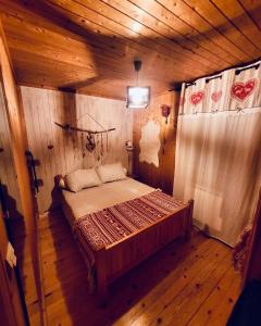 a bedroom with a large bed in a cabin at Petit chalet 40 m2 en Ubaye BARCELONNETTE in Barcelonnette