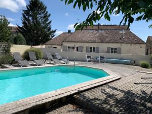 una piscina con sillas y una casa en ESPRIT CAMPAGNE, en Montpellier-de-Médillan