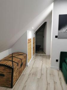 um quarto com uma cama e um corredor com uma escada em Domek na roztoczu em Tomaszów Lubelski