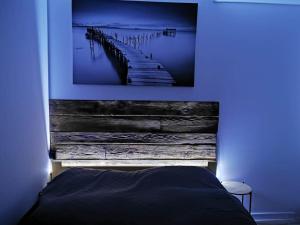 ein Schlafzimmer mit einem Bett mit einem Bild eines Piers in der Unterkunft Domek na roztoczu in Tomaszów Lubelski