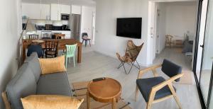 een woonkamer met een bank en een eetkamer bij CASA Pura Vida, Fuerteventura in La Oliva