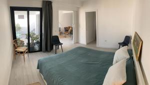 een slaapkamer met een groen bed en een woonkamer bij CASA Pura Vida, Fuerteventura in La Oliva