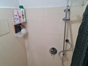 a bathroom with a shower with a shower at יחידת דיור (חדר וחצי) - גינה פרטית, חנייה חופשית ! in Herzliya