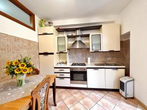 Dapur atau dapur kecil di Le Grazie House! +13 gambar