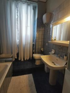 y baño con lavabo, aseo y bañera. en Albisola bed and breakfast, en Albisola Superiore