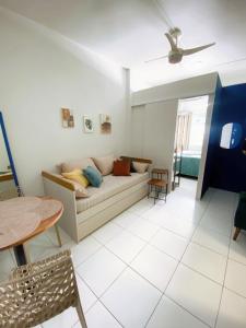 a living room with a couch and a table at Charme Copa Retreat próximo ao Copacabana Palace in Rio de Janeiro
