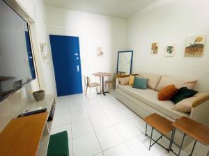a living room with a couch and a table at Charme Copa Retreat próximo ao Copacabana Palace in Rio de Janeiro