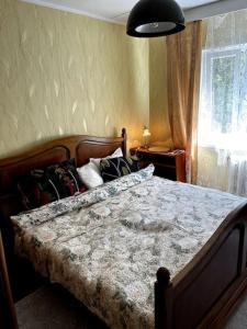 ein Schlafzimmer mit einem großen Bett in einem Zimmer in der Unterkunft Cosy house with forest view in Pyussi