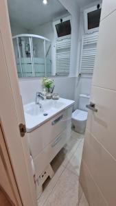 ein Bad mit einem Waschbecken und einem WC in der Unterkunft Casa Mari 