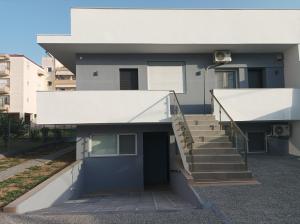 un edificio con una escalera delante de él en Z BOUTIQUE STUDIOS, en Perea