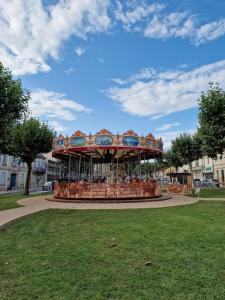 una giostra in un parco con un cielo nuvoloso di La Forestine a Bergerac