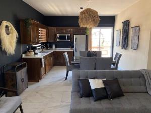 uma sala de estar com um sofá e uma cozinha em Urban Hotel Ancla Suite 10 - 3 Bedroom 2 Bathroom em Puerto Peñasco