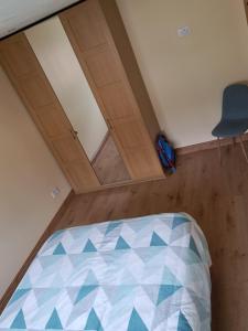 Pokój z 2 drewnianymi drzwiami, łóżkiem i krzesłem w obiekcie Willows Retreat w Dublinie