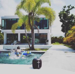 una persona en una piscina en una casa en Ultimate Beach Getaway, Luxury villa in Ritz-Carlton, Dorado 5 mins to Beach, en Dorado
