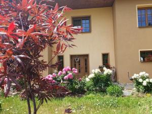 una casa con dei fiori davanti di Pokoj v zahradě a Hazlov