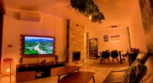 salon z telewizorem na ścianie w obiekcie @TheBotanist222 w mieście Estepona
