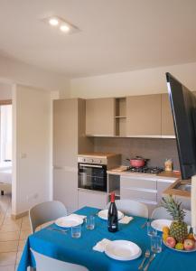 uma cozinha com uma mesa com uma toalha de mesa azul em Magico Apartments - 450m dalla spiaggia em Capo dʼOrlando