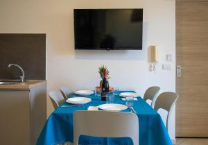 stół z niebieską tkaniną i butelką wina w obiekcie Magico Apartments - 450m dalla spiaggia w mieście Capo dʼOrlando