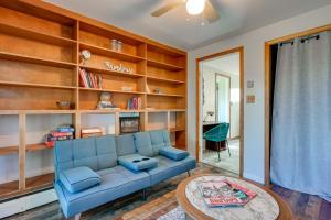 uma sala de estar com um sofá azul e estantes em Lexington Vacation Rental Near Winter Activities! em Lexington